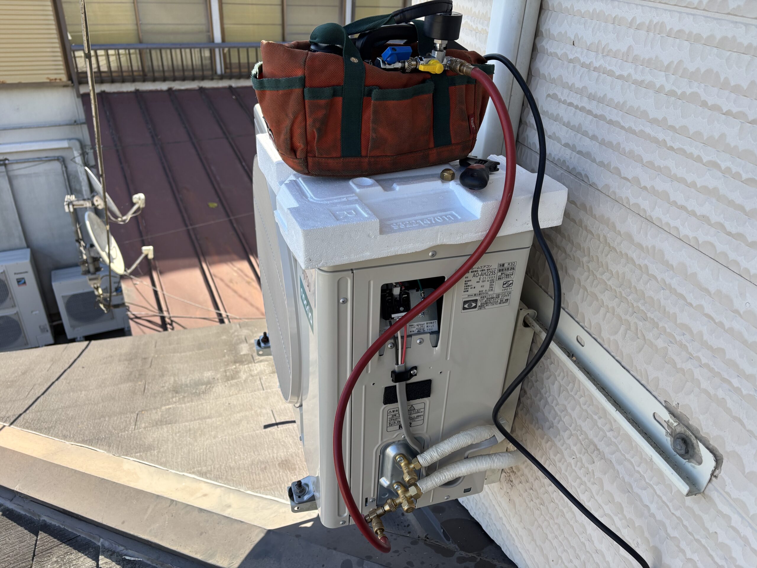 姶良市でエアコン取り付け工事 | 施工事例 | 災害でダメになったエアコンを、新品FUJITSUエアコン2台取り替え工事👷‍♂️